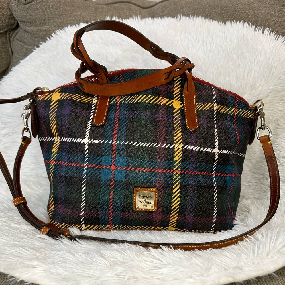 EUC Dooney and Bourke Hand Bag/ Crossbody